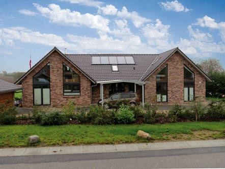 Dieser AMBIENTE Bungalow mit gut 200 m² Grundriss bietet Platz für 2 Kinderzimmer und ein Schlafzimmer mit Ankleide - schlüsselfertig gebaut im Raum Hamburg, Kiel, Neumünster, Norderstedt